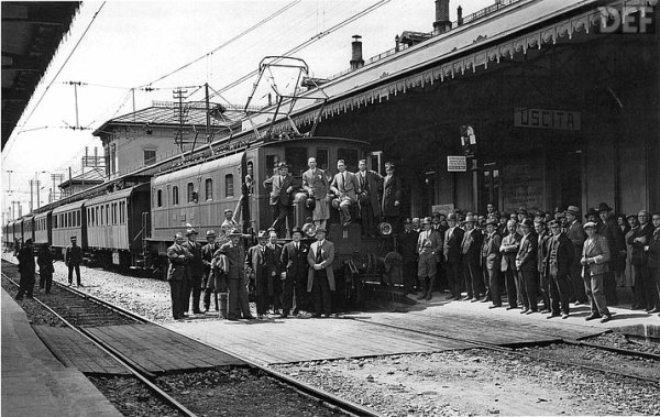 Enfin un couple d'Ae 4/7 vertes au "Chemin de Fer-Muse du Cabanon"
