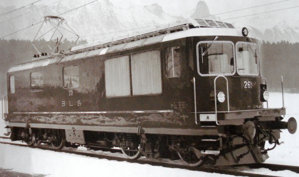 Les locomotives CFF HAG HO Re 4/4 II 11207 et 11107, ainsi que BLS Ae 4/4 II 261, redsigne par Re 4/4 161 - Premire partie (la ralit)