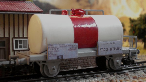 Une nouveaut semi-artisanale  l’chelle HO – Le wagon-citerne  vin SCHENK