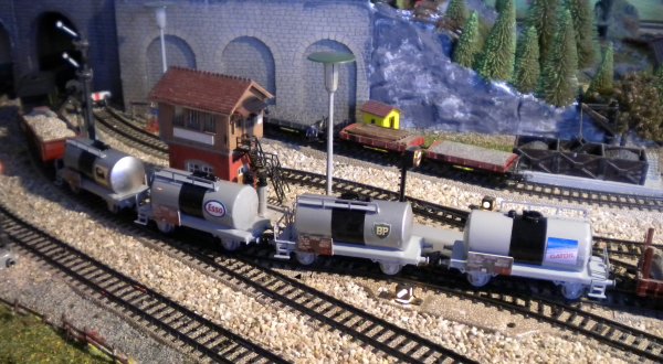 Les wagons-citernes  2 essieux   Heimatbahnhof/Gare d’attache St-Triphon 