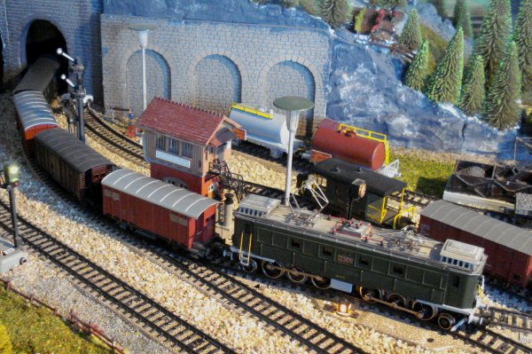 Le lgendaire train marchandises de dtail ("Stckgterzug") 16627 Bellinzone - Erstfeld, durant les annes 1970