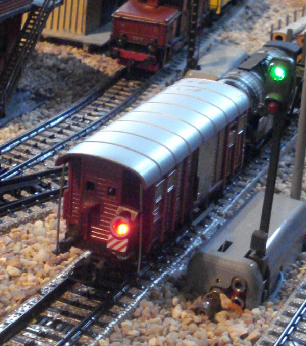 Signalisation ferroviaire suisse authentique – Appplication du "Feu de fin de convoi" de MAERKLIN (No de catalogue 484/33, puis 7079)