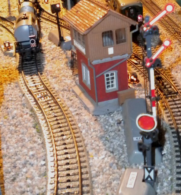 Signalisation ferroviaire suisse authentique – Appplication du "Feu de fin de convoi" de MAERKLIN (No de catalogue 484/33, puis 7079)