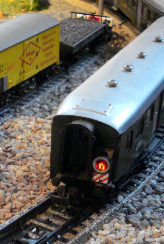 Signalisation ferroviaire suisse authentique – Appplication du "Feu de fin de convoi" de MAERKLIN (No de catalogue 484/33, puis 7079)