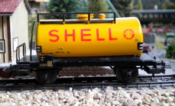 Les wagons-citernes HO MAERKLIN 304 A (ARAL), 304 E (ESSO) et 304 S (SHELL)