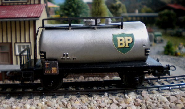 Les wagons-citernes HO MAERKLIN 304 A (ARAL), 304 E (ESSO) et 304 S (SHELL)