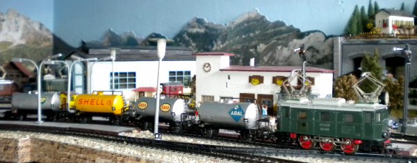 Les wagons-citernes HO MAERKLIN 304 A (ARAL), 304 E (ESSO) et 304 S (SHELL)