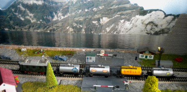 Les wagons-citernes HO MAERKLIN 304 A (ARAL), 304 E (ESSO) et 304 S (SHELL)