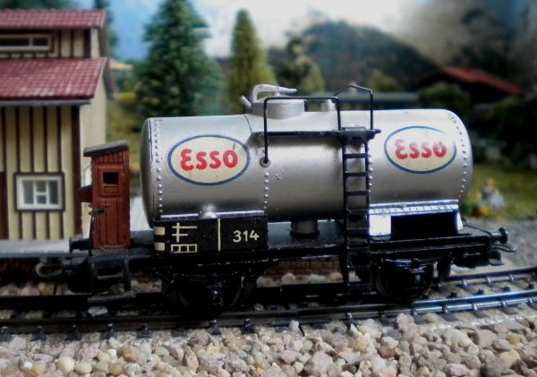 Les wagons-citernes HO MAERKLIN 304 A (ARAL), 304 E (ESSO) et 304 S (SHELL)