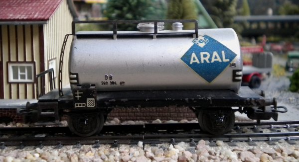 Les wagons-citernes HO MAERKLIN 304 A (ARAL), 304 E (ESSO) et 304 S (SHELL)