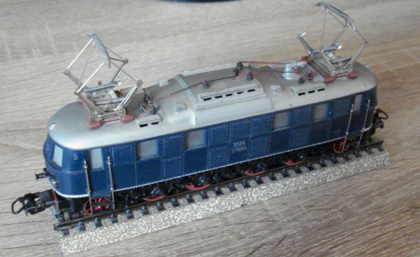 Vente de locomotives HO, système alternatif trois rails, technologie électromécanique