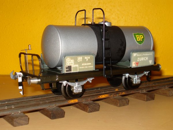 Une nouvelle méthode pour l’application de la bande noire centrale sur les bondes des wagons-citernes BUCO à deux essieux et réalisation de wagons arborant de nouvelles raisons sociales