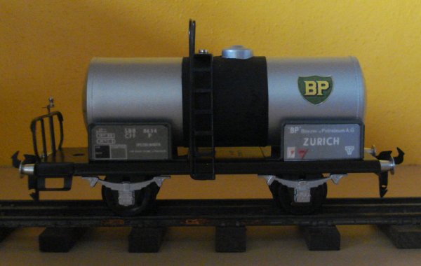 Une nouvelle méthode pour l’application de la bande noire centrale sur les bondes des wagons-citernes BUCO à deux essieux et réalisation de wagons arborant de nouvelles raisons sociales