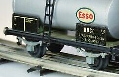 Une nouvelle méthode pour l’application de la bande noire centrale sur les bondes des wagons-citernes BUCO à deux essieux et réalisation de wagons arborant de nouvelles raisons sociales