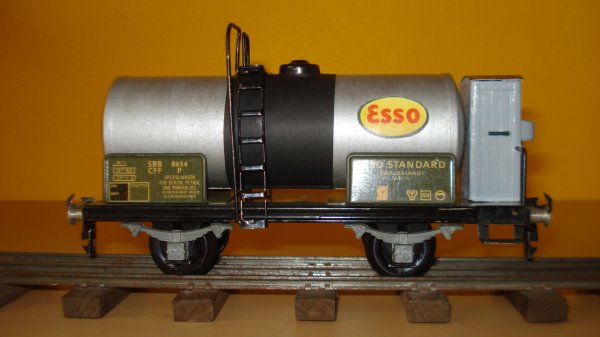 Une nouvelle méthode pour l’application de la bande noire centrale sur les bondes des wagons-citernes BUCO à deux essieux et réalisation de wagons arborant de nouvelles raisons sociales