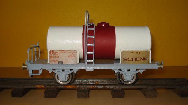 Une nouvelle méthode pour l’application de la bande noire centrale sur les bondes des wagons-citernes BUCO à deux essieux et réalisation de wagons arborant de nouvelles raisons sociales