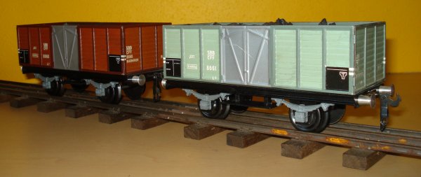 Wagon tombereau L6 de couleur grise, sans passerelle ni vigie et wagon-citerne SHELL :