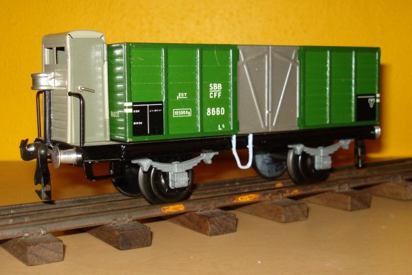 Wagon tombereau L6 de couleur grise, sans passerelle ni vigie et wagon-citerne SHELL :