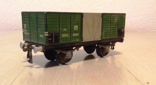 Wagon tombereau L6 de couleur grise, sans passerelle ni vigie et wagon-citerne SHELL :