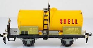 Wagon tombereau L6 de couleur grise, sans passerelle ni vigie et wagon-citerne SHELL :