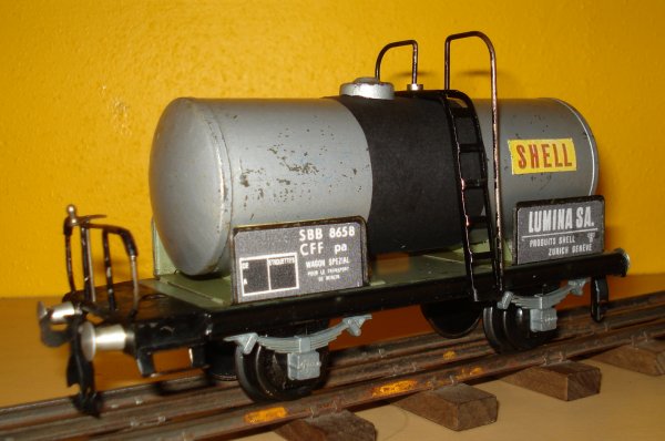 Wagon tombereau L6 de couleur grise, sans passerelle ni vigie et wagon-citerne SHELL :