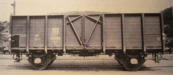 Wagon tombereau L6 de couleur grise, sans passerelle ni vigie et wagon-citerne SHELL :