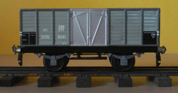 Wagon tombereau L6 de couleur grise, sans passerelle ni vigie et wagon-citerne SHELL :