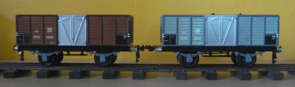 Wagon tombereau L6 de couleur grise, sans passerelle ni vigie et wagon-citerne SHELL :