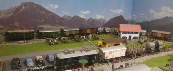 Enfin un wagon plat M6 BUCO de couleur grise et un nouveau wagon-citerne: