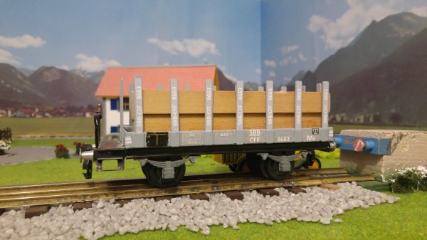 Enfin un wagon plat M6 BUCO de couleur grise et un nouveau wagon-citerne: