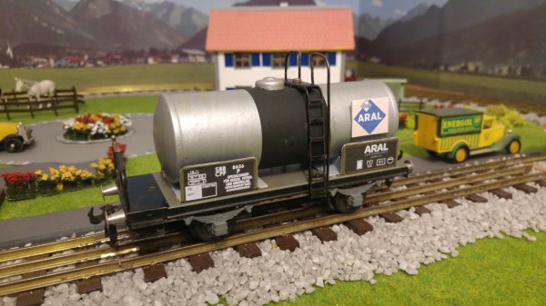 Enfin un wagon plat M6 BUCO de couleur grise et un nouveau wagon-citerne: