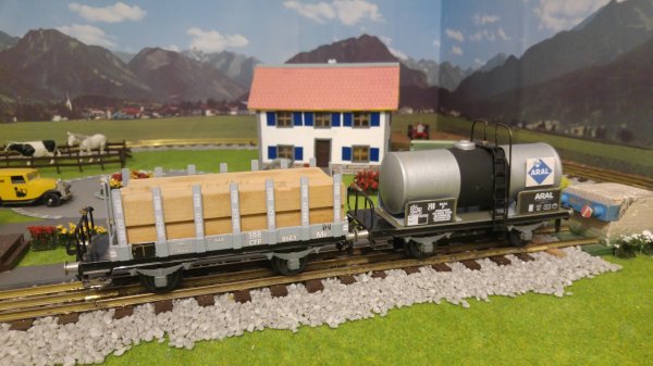 Enfin un wagon plat M6 BUCO de couleur grise et un nouveau wagon-citerne: