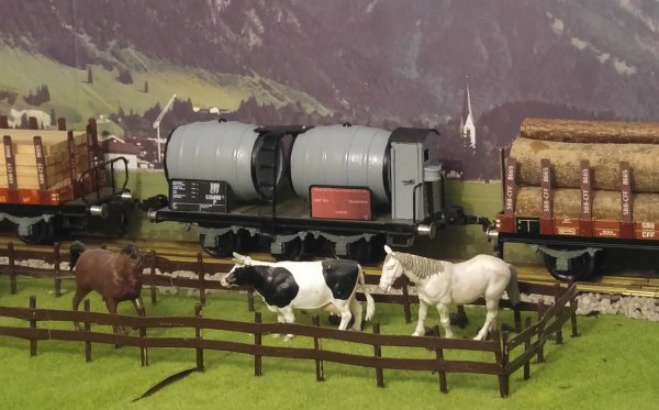 Wagon bi-foudres CFF  trois essieux et wagon plat FS sublim, le tout en "Tinplate 0"