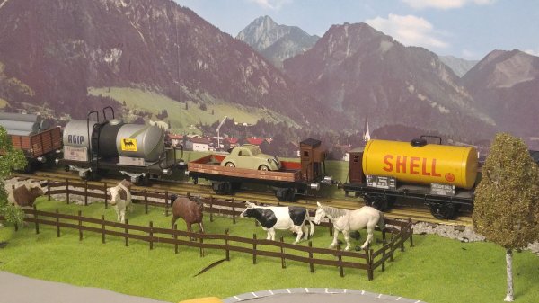 Wagon bi-foudres CFF  trois essieux et wagon plat FS sublim, le tout en "Tinplate 0"