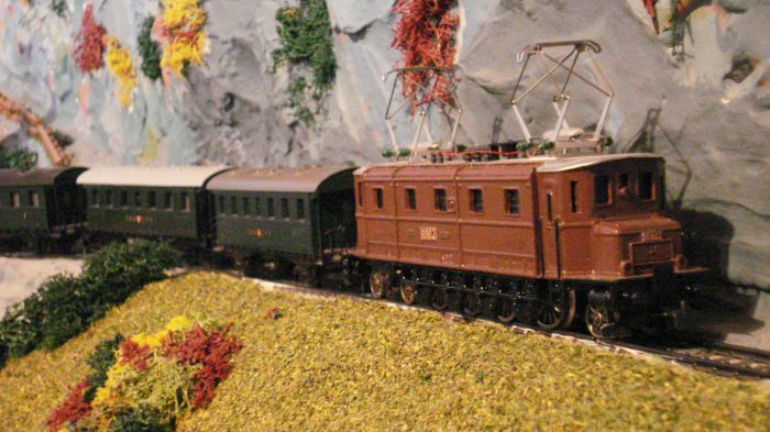 Qu'elle est belle, l'Ae 4/7 10902 dans sa robe brune !